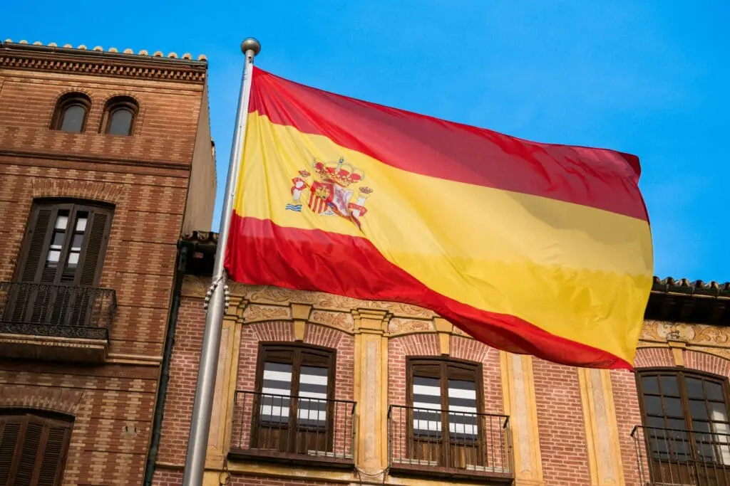 Applying for Spain 2026 residency using the flag as a symbol of the new regularization decree.